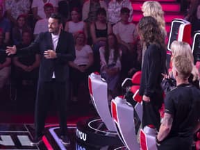 Giovanni Zarrella ergreift bei "The Voice of Germany" das Wort, alle Coaches sind zu ihm gedreht