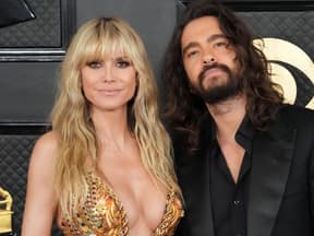 Heidi Klum und Tom Kaulitz posieren zusammen vor den Fotografen