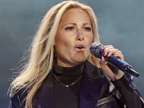 Helene Fischer singt ins Mikrofon, ihre Stirn liegt in Falten