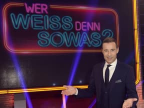 Kai Pflaume vor "Wer weiß denn sowas"-Logo