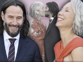 Keanu Reeves und Alexandra Grant lachen und küssen sich 