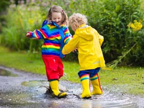 Kinder testen Gummistiefel