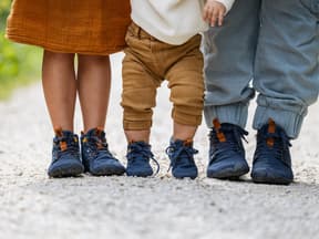 Drei Kinderfüße mit Barfußschuhen von Wildling