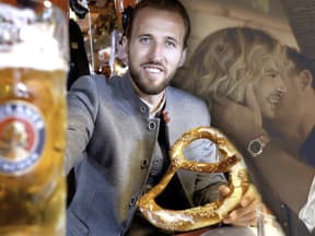 Oktoberfest 2023: Harry Kane mit Bier, im Hintergrund Bill Kaulitz und Marc Eggers