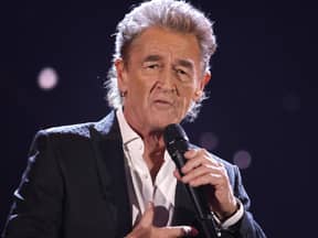 Peter Maffay spricht ins Mikrofon