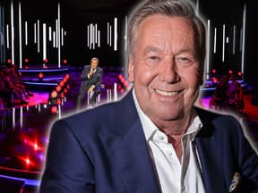 Roland Kaiser lächelt, im Hintergrund ein Bild von seiner "Die Roland Kaiser Show"-Aufzeichnung