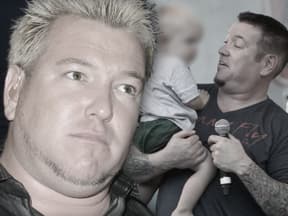 Steve Harwell von Smash Mouth schaut traurig - im Hintergrund mit kleinem Fan auf dem Arm (gepixelt)