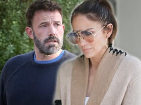 Ben Affleck sieht verzweifelt aus, Jennifer Lopez sieht traurig zu Boden