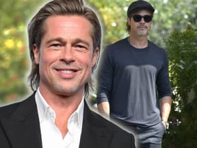 Brad Pitt lächelt, im Hintergrund ein Bild von ihm mit engem Shirt