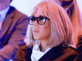 Brigitte Macron schaut ernst