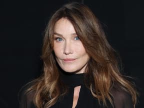 Carla Bruni guckt ernst