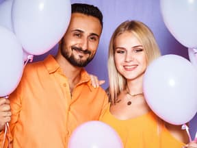 Estefania Wollny und Freund Ali mit Luftballons