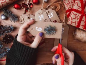 Frau mit DIY-Adventskalender