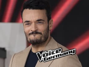 Giovanni Zarrella kneift Lippen zusammen, vor ihm das "The Voice of Germany"-Logo