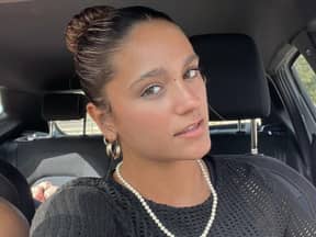 Jada Karabas macht ein Selfie im Auto