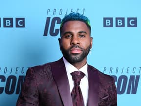 Jason Derulo im lila Anzug bei einem Presseevent