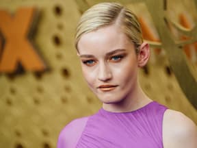 Julia Garner trägt ihr goldenes Make-up Ton in Ton