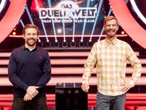 Klaas Heufer-Umlauf und Joko Winterscheidt vor Duell um die Welt Logo