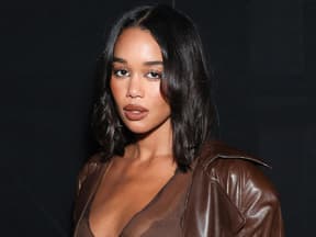 Laura Harrier trägt Make-up im Cosy Girl Stil