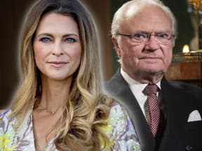 Prinzessin Madeleine lächelt leicht, König Carl Gustaf sieht ernst aus