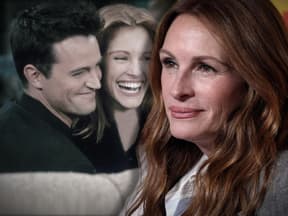 Julia Roberts lächelt leicht, im Hintergrund ein Bild von ihr und Matthew Perry am "Friends"-Set