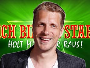 Oliver Pocher lacht vor Dschungelcamp-Logo