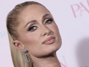 Paris Hilton guckt ernst