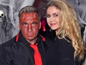 Peter Klein und Yvonne Woelke verkleidet auf einer Halloween-Party