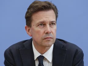 Steffen Seibert bei einer Pressekonferenz 2019