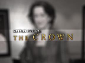 "The Crown"-Logo mit ausgebautem Bild von Haydn Gwynne