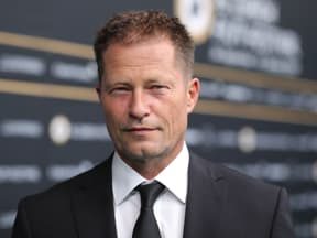 Til Schweiger lächelt leicht