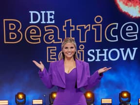 Beatrice Egli vor Logo der Beatrice Egli Show