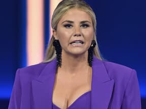 Beatrice Egli sieht zornig aus