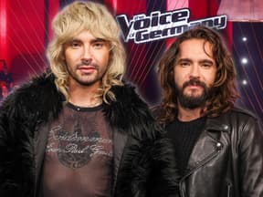 Bill Kaulitz und Tom Kaulitz vor dem "The Voice of Germany"-Logo