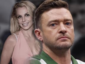 Britney Spears lächelt, Justin Timberlake sieht grimmig aus