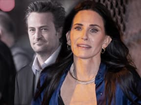 Courteney Cox sieht verzweifelt aus, Matthew Perry steht verblasst im Hintergrund