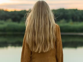 Frau mit Keratin-Haarpflege