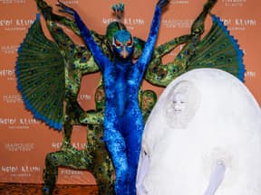 Heidi Klum als Pfau an Halloween, Tom Kaulitz als Ei