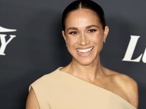 Meghan Markle lächelt in die Kamera bei einem Event im November 2023.