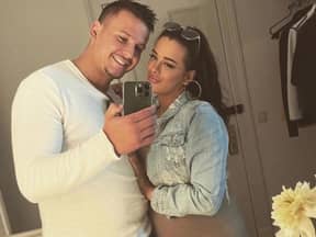 Schwangere Justine Dippl und Arben Zekic machen Spiegel-Selfie mit dem Handy