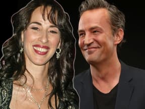 Maggie Wheeler lacht vor Matthew Perry