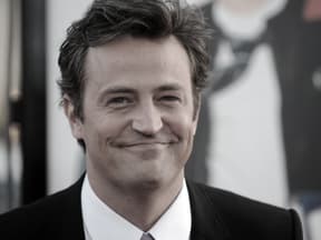 Matthew Perry (verblasst) lächelt 