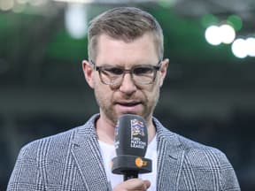 Per Mertesacker mit einem ZDF-Mikro in der Hand