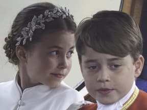 Prinzessin Charlotte und prinz george bei der Krönung von König Charles III. 