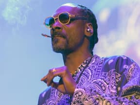 Snoop Dogg raucht einen Joint