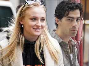 Sophie Turner lächelt, Joe Jonas sieht schockiert aus