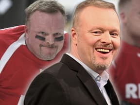 Stefan Raab grinst, im Hintergrund ein Bild von ihm beim "Eisfußball" 2009