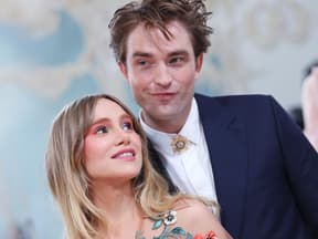 Robert Pattinson und Suki Waterhouse posieren zusammen bei der Met Gala