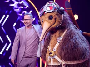 Der Kiwi und Matthias Opdenhövel bei "The Masked Singer"