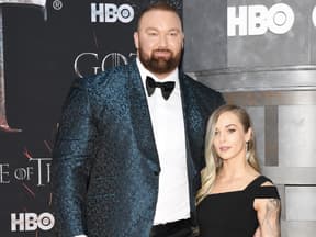 Thor Björnsson und Ehefrau Kelsey Henson stehen nebeneinander